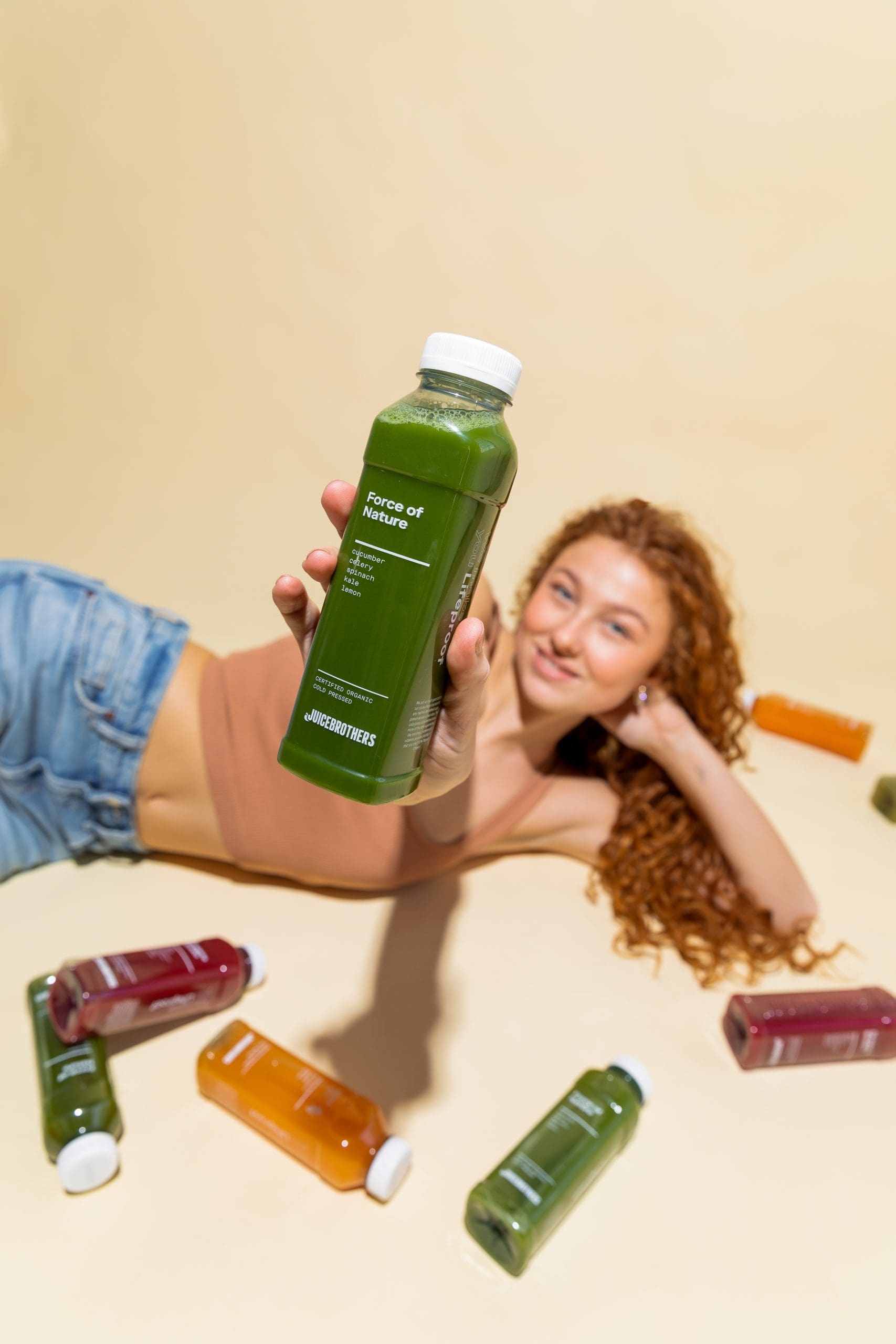 sapkuur juicebrothers detox kuur met detox sapjes op de grond, groente sappen en fruit sappen van puur sap